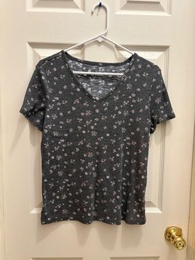 24/7 Maurices Grey Floral Basic Tee with V-neck - size large